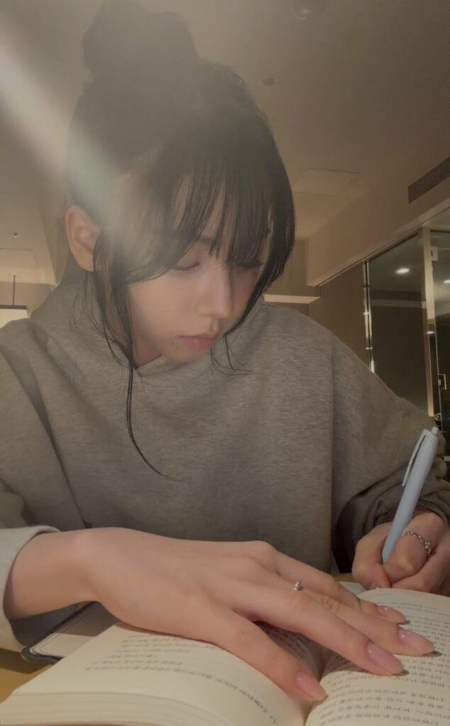 「ノートに言葉を書き始める女性の写真。」