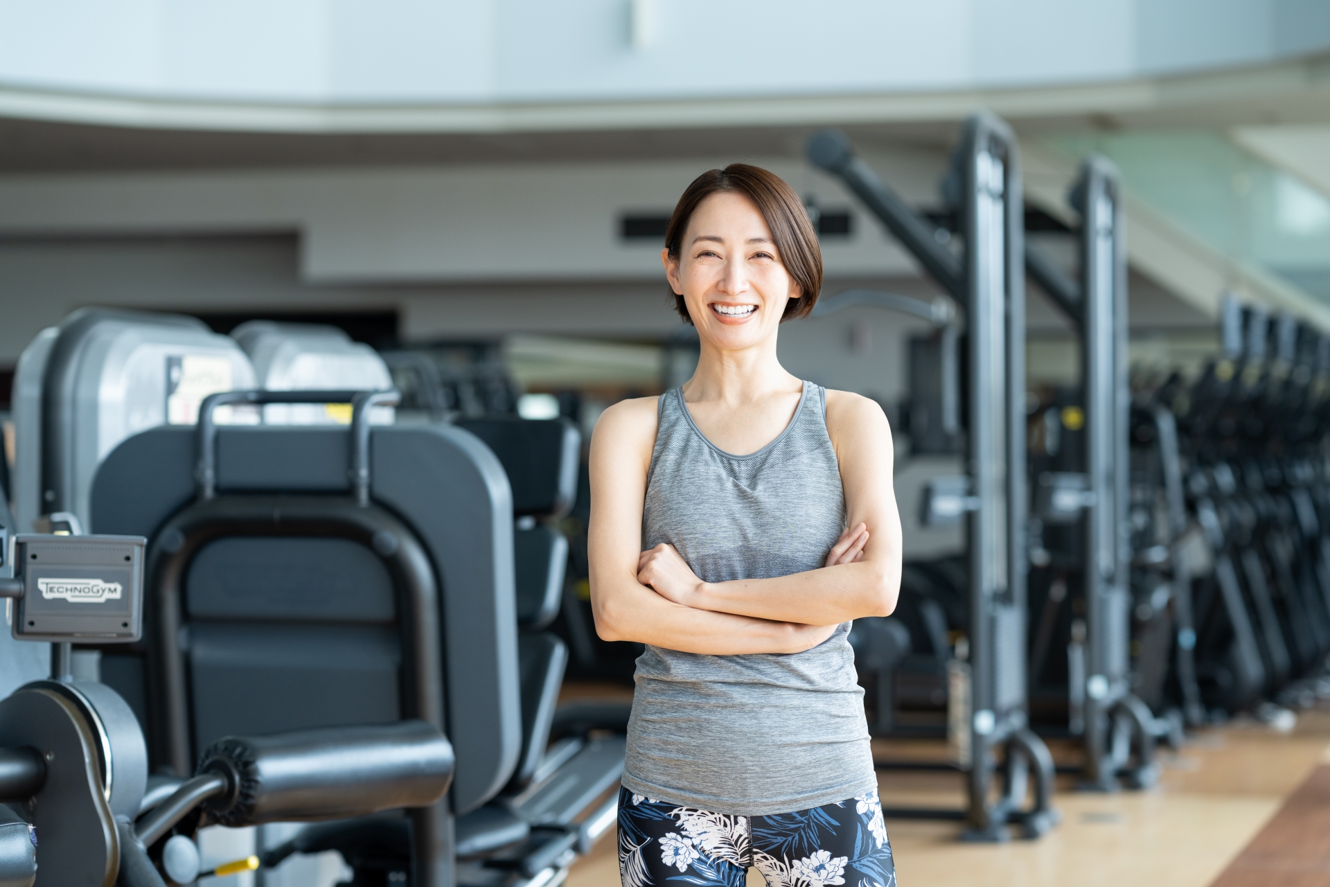 40代女性がジムでトレーニングする様子｜朝と夜の運動習慣で体を変えるイメージ