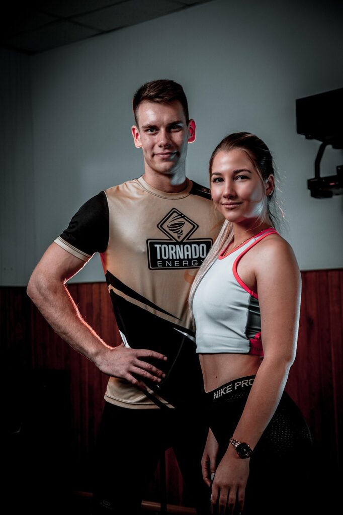 フィットネスクラブでトレーニングを始める40代の男女、筋トレを前向きに楽しむ姿