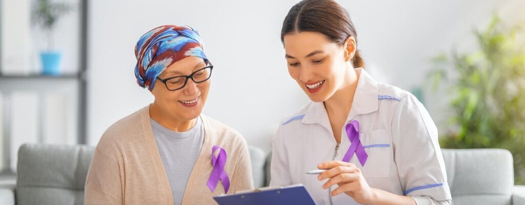 自宅で利用者に寄り添い、笑顔で説明する女性看護師の姿