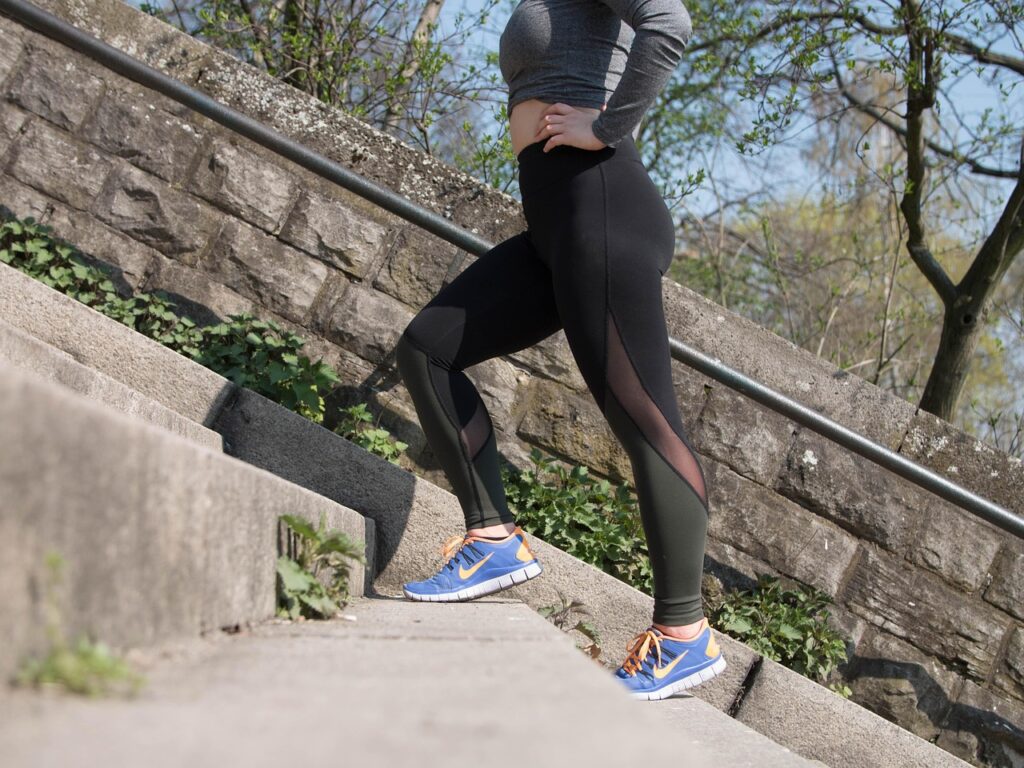 階段を上る女性｜夜の食事で回復し翌日のパフォーマンスを高める40代の習慣