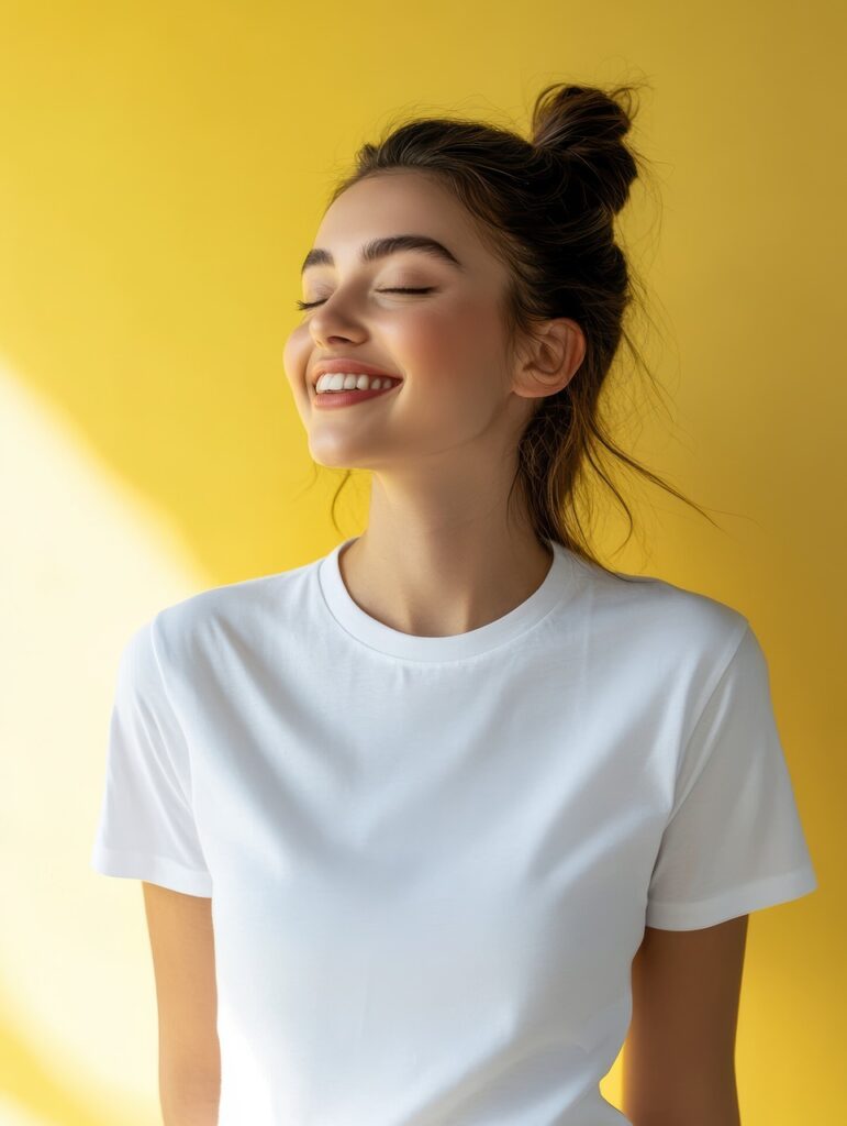 白いTシャツの女性が穏やかに微笑む写真。
心が軽くなり前向きな気持ちが生まれた瞬間を象徴。