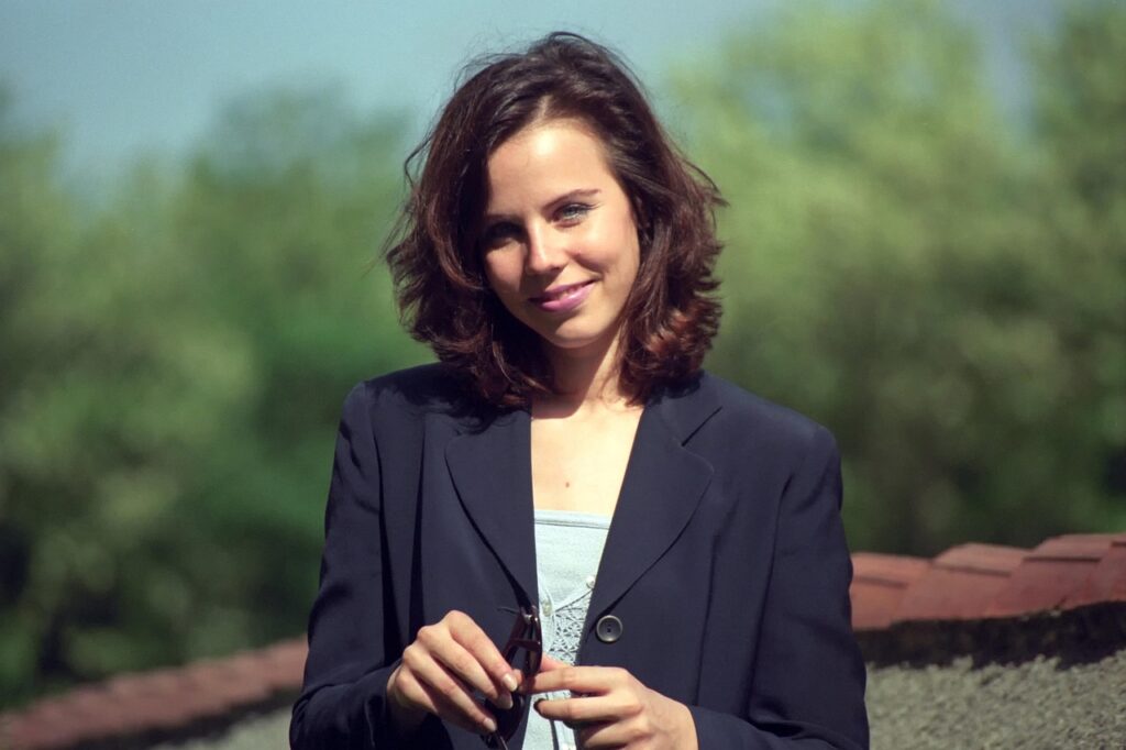 明るい屋外で、女性が正面を向いて自信に満ちた微笑みを見せている写真。
小さな努力の積み重ねが生み出す前向きな表情を象徴している。