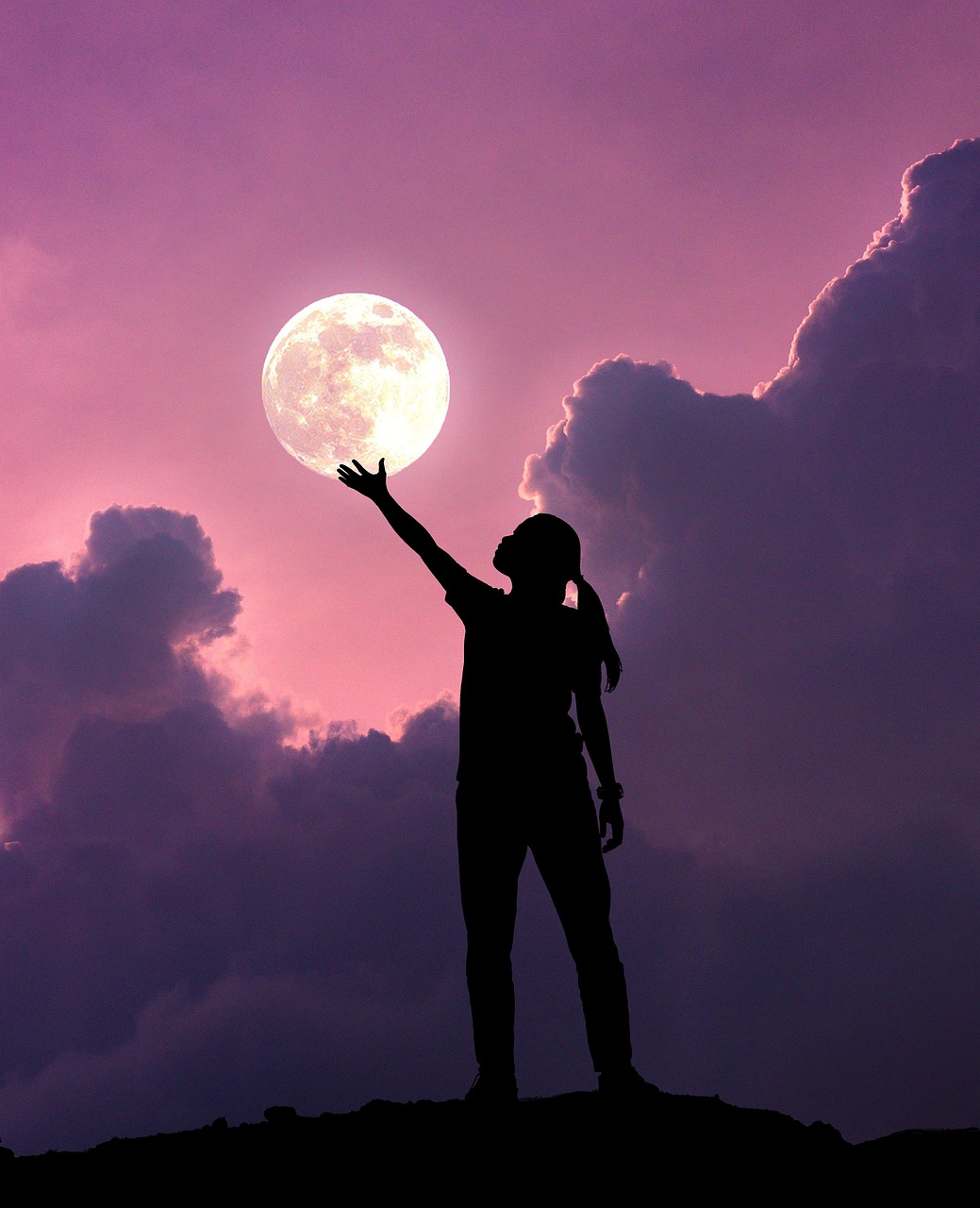 山頂で満月に向かい右手を伸ばす女性のシルエット。夜の静けさと願いが満ちる瞬間。