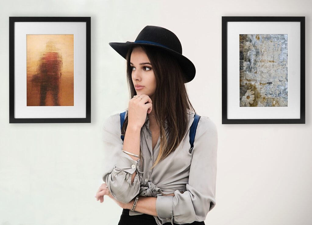 帽子をかぶった髪の長い女性が立ち、顎に手を当てて静かに考えている様子。
アファメーションの言葉を選ぶ前の、未来を設計するような内省の時間を感じさせる写真。
柔らかな光の中で、自分と向き合い現実を変えていこうとする姿が映っている。