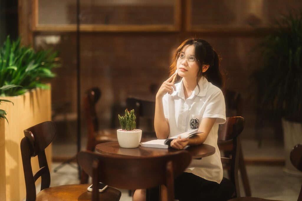 静かな場所でノートを持ち、人生について考える女性