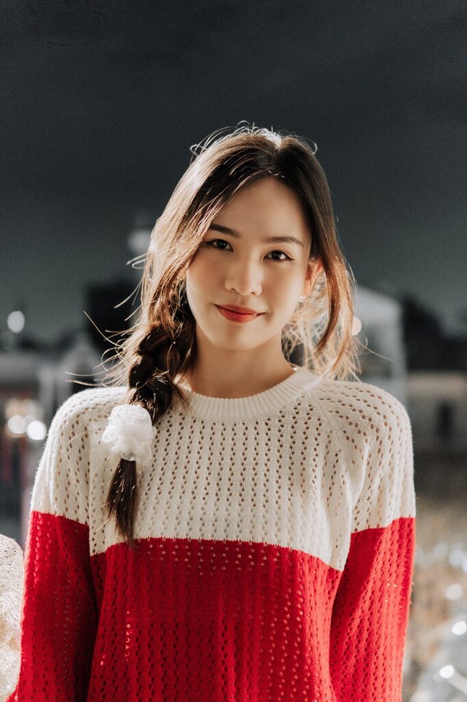 やわらかな光の中で穏やかな表情を浮かべる女性。何も起きなかった一日を静かに受け止めるような雰囲気の写真。