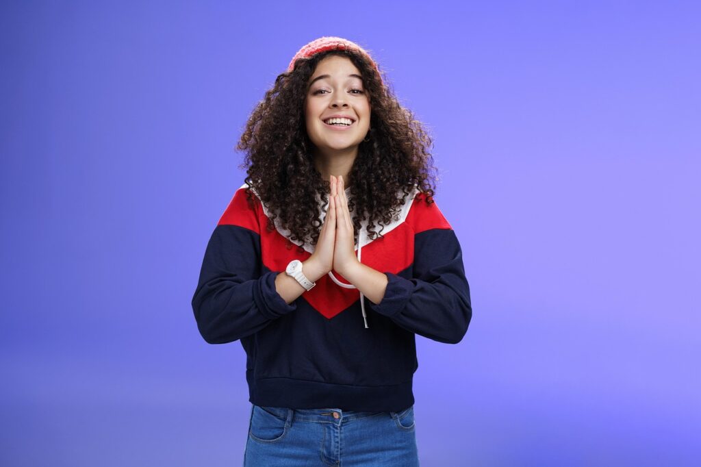 前向きな笑顔を見せる女性の姿。
自分のペースで心を整え、毎日を楽しむ力を象徴しています。