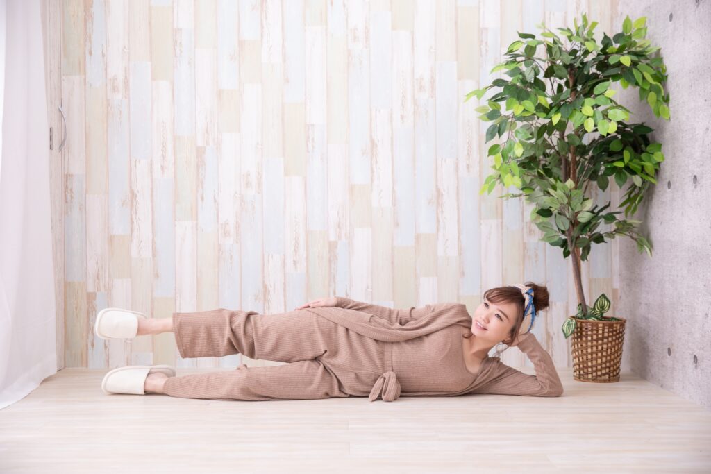 自宅でリラックスしながら簡単な運動をする女性