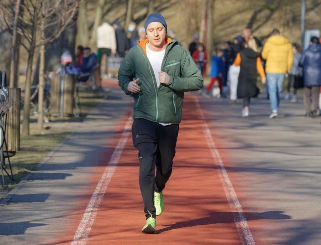 疲れている日に無理にランニングする男性