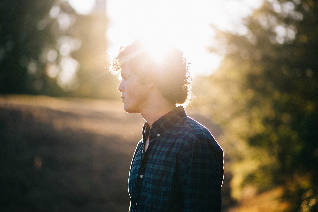 逆光の中で人生を考える男性｜アファメーションと行動を象徴する写真