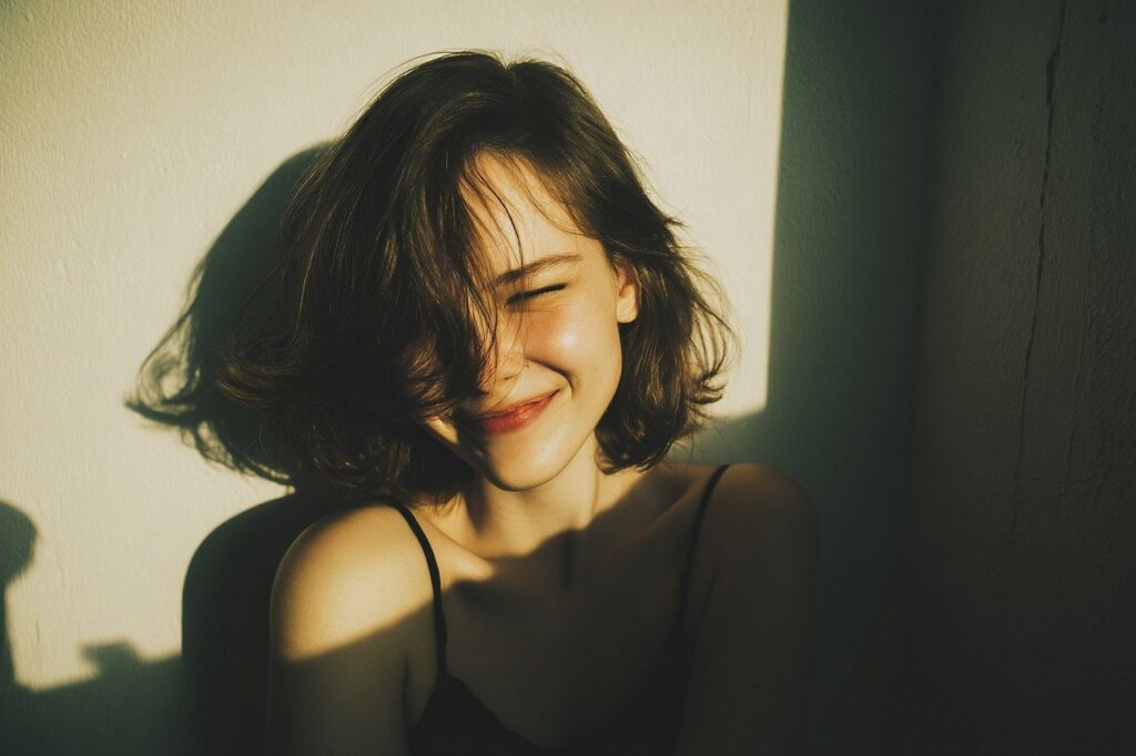 柔らかな光の中で微笑む女性。言葉にしただけで満足してしまう心理を表すイメージ