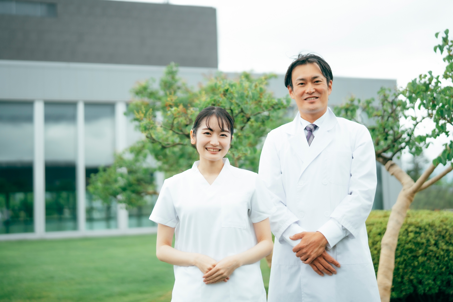 40代看護師と医師が病院の敷地内で並んで立っているイメージ。看護師の働き方や労働基準法の記事のアイキャッチ画像