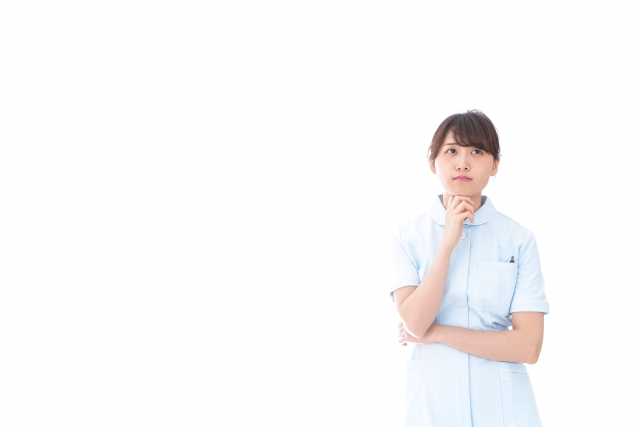看護師が年収について考えているイメージ写真