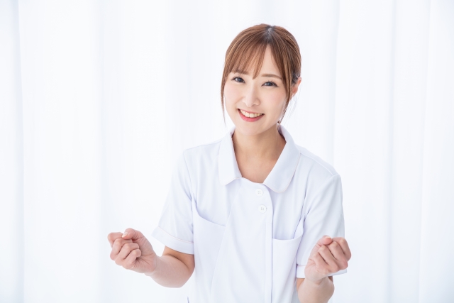 疲れにくい体づくりを実践する笑顔の看護師のイメージ