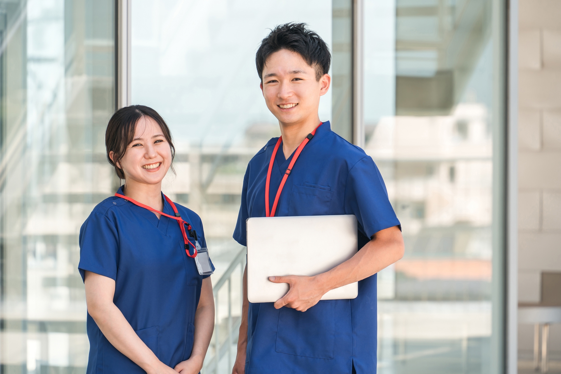 40代看護師の働き方比較をイメージした男女の医療スタッフ（病棟と訪問看護の年収比較記事用）