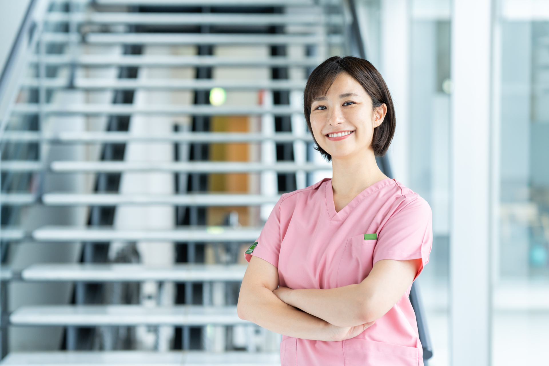 笑顔で腕を組む40代女性看護師のポートレート
