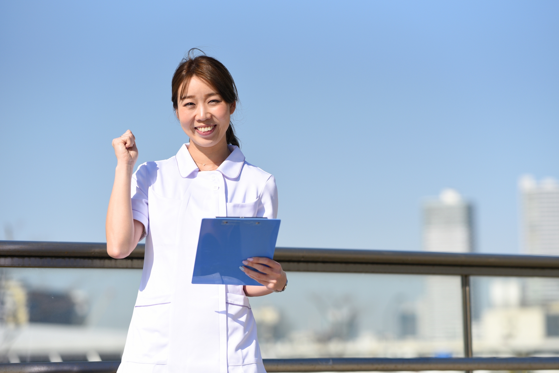 疲れにくい体づくりを実践する笑顔の看護師のイメージ