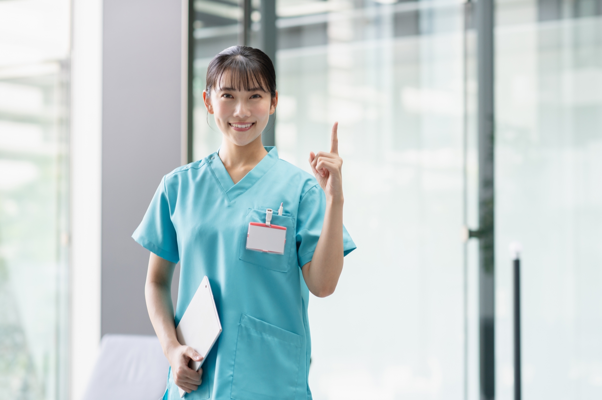 医療施設内でポイントを説明する女性看護師のイメージ