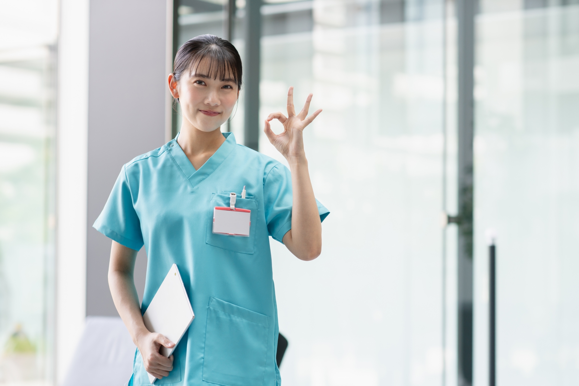 40代看護師が失業保険や制度を理解し安心しているイメージ