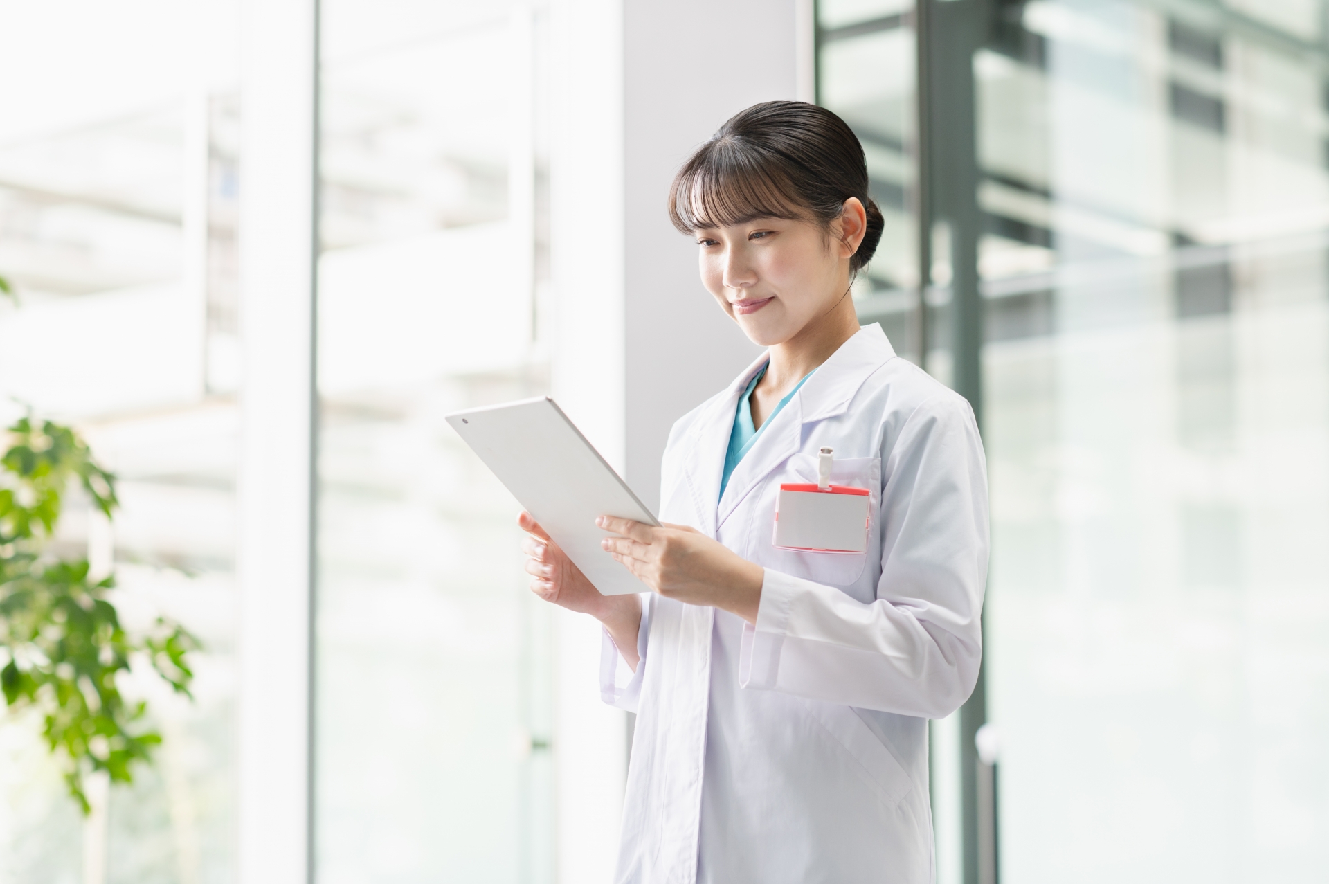 40代看護師が社会保険制度を確認しているイメージ