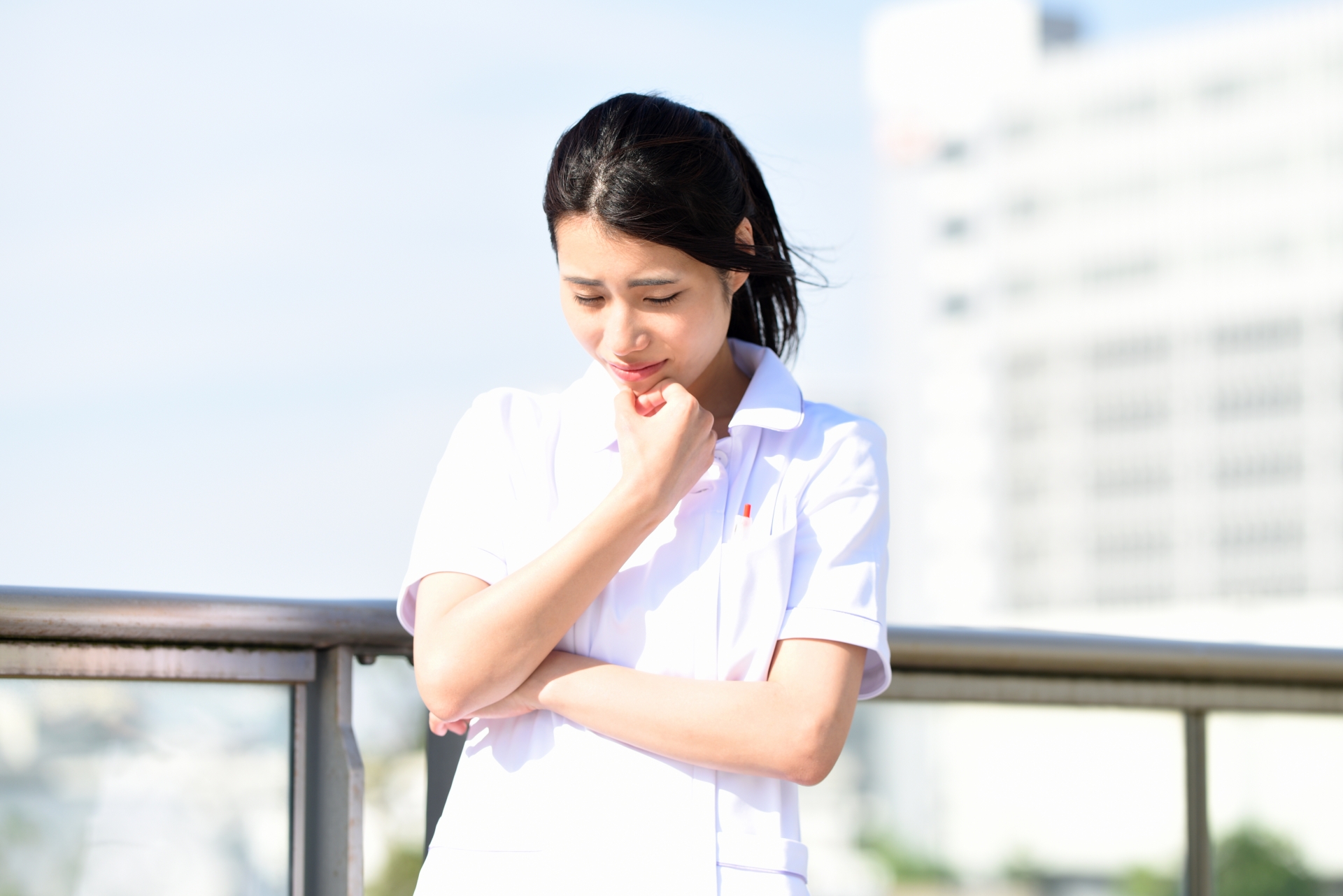 40代看護師が疲労やストレスで悩み、限界を感じている様子