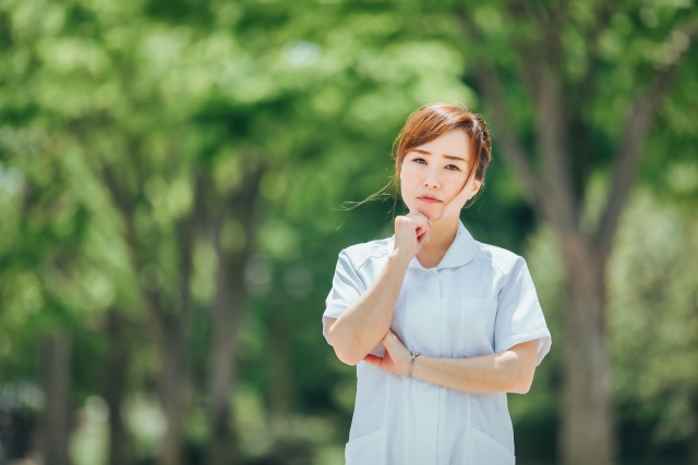 将来に悩む40代女性看護師のイメージ