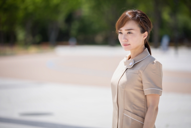 落ち着いた表情で前を見つめる看護師の女性｜40代看護師の人間関係と境界線を象徴するイメージ