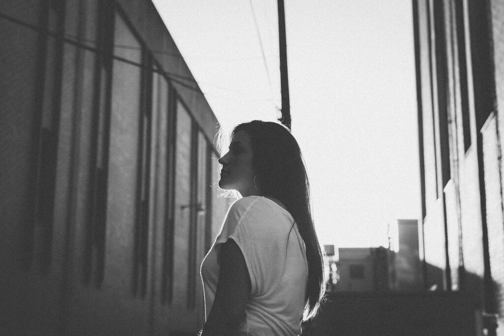 アファメーションが効かず、立ち止まって自分の人生を見つめ直す女性の後ろ姿