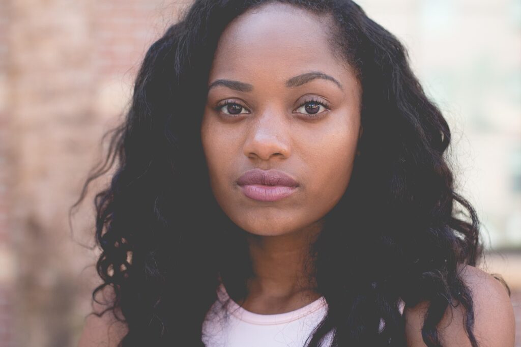 自分を責めずに落ち着いて自分と向き合う女性のイメージ