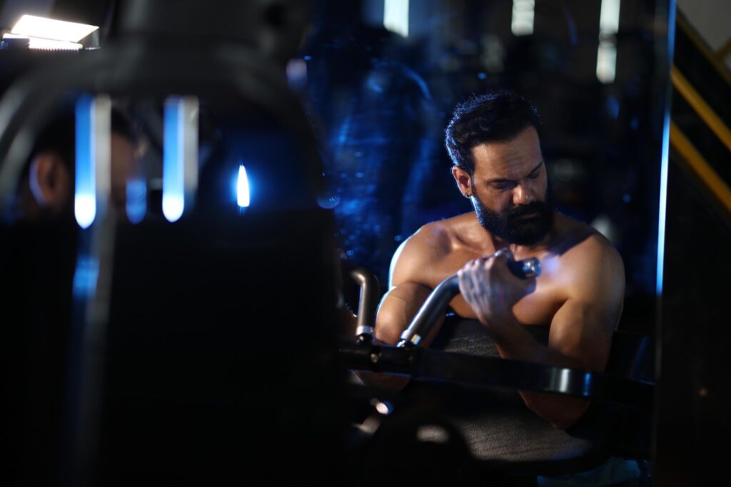 高重量トレーニングに集中する筋肉質な男性。パフォーマンス向上を象徴するイメージ