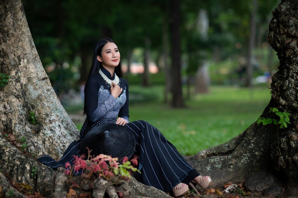 森の中で静かに座り、自分の心と言葉を見つめ直す女性