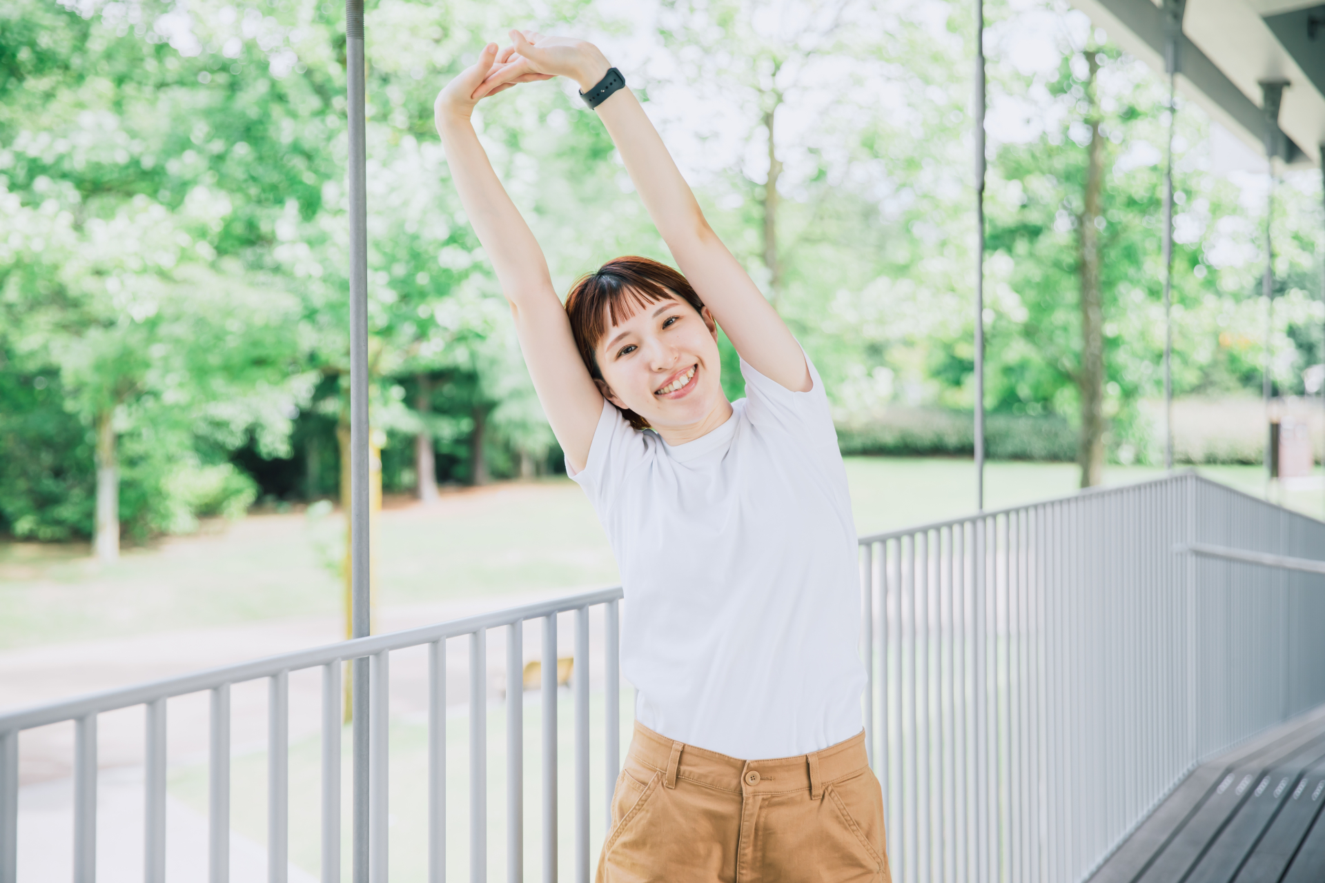 ストレッチをして体を整える女性｜運動習慣で疲れにくい体を作るイメージ