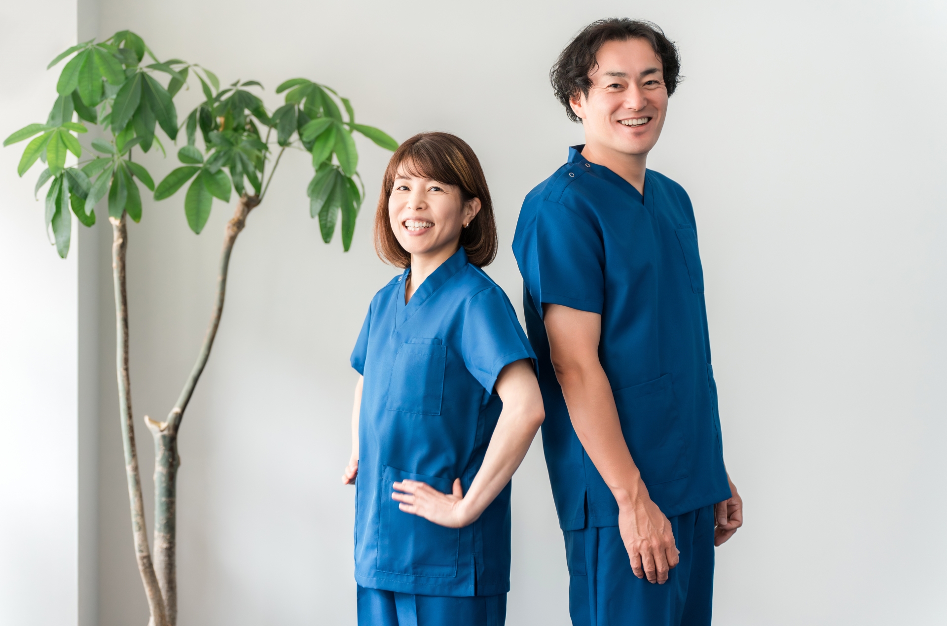 夜勤で働く40代看護師の男女が並んで立つイメージ｜男性ホルモンと健康管理のテーマ