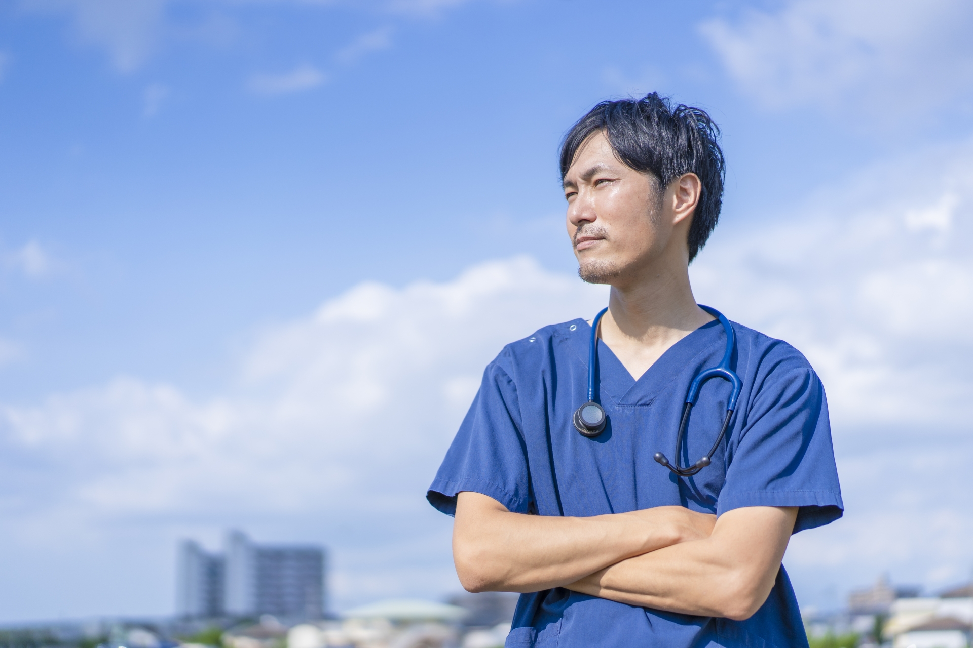 看護師が将来の働き方や法人化について考えているイメージ