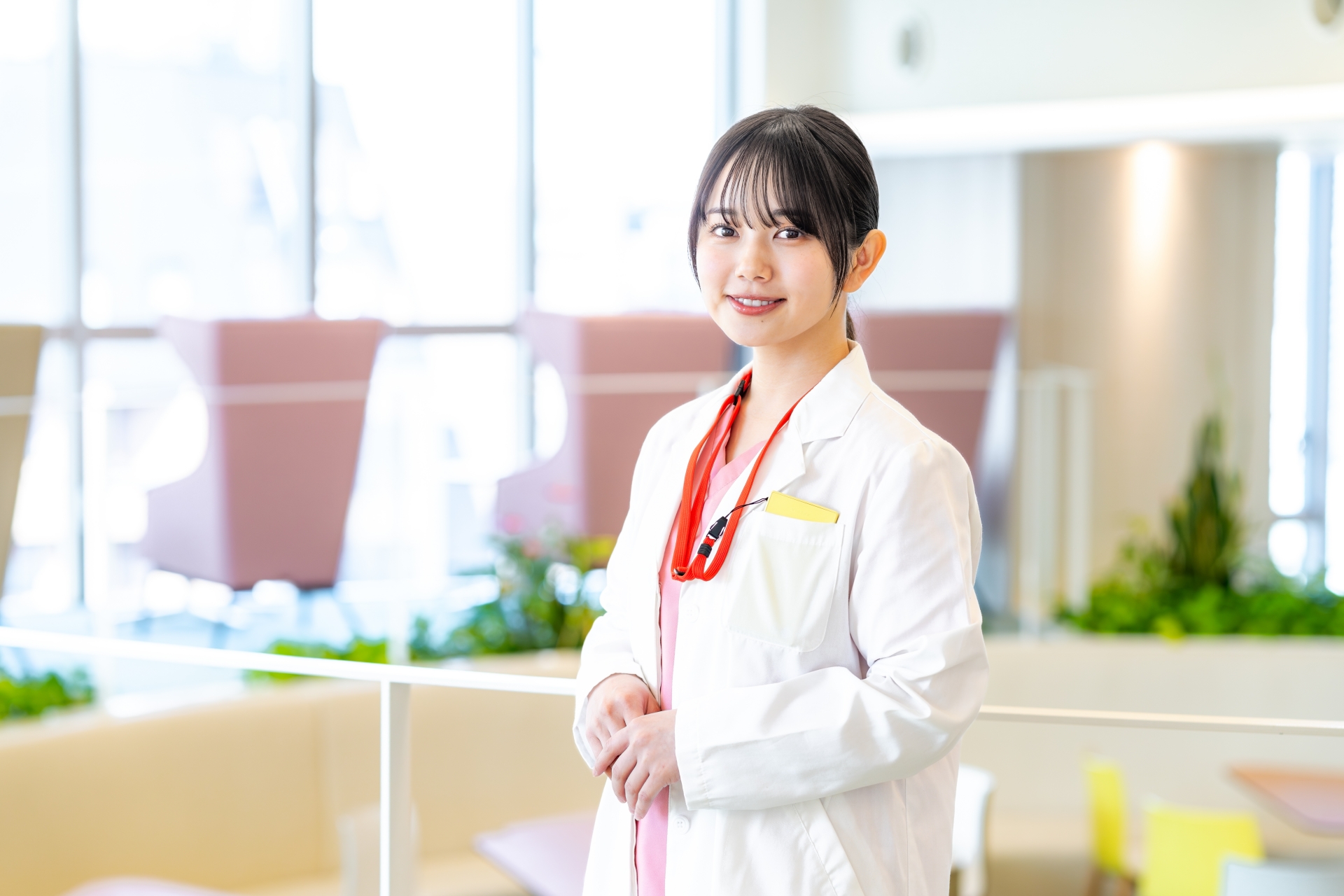 夜勤で疲れが取れない看護師をイメージした白衣姿の女性