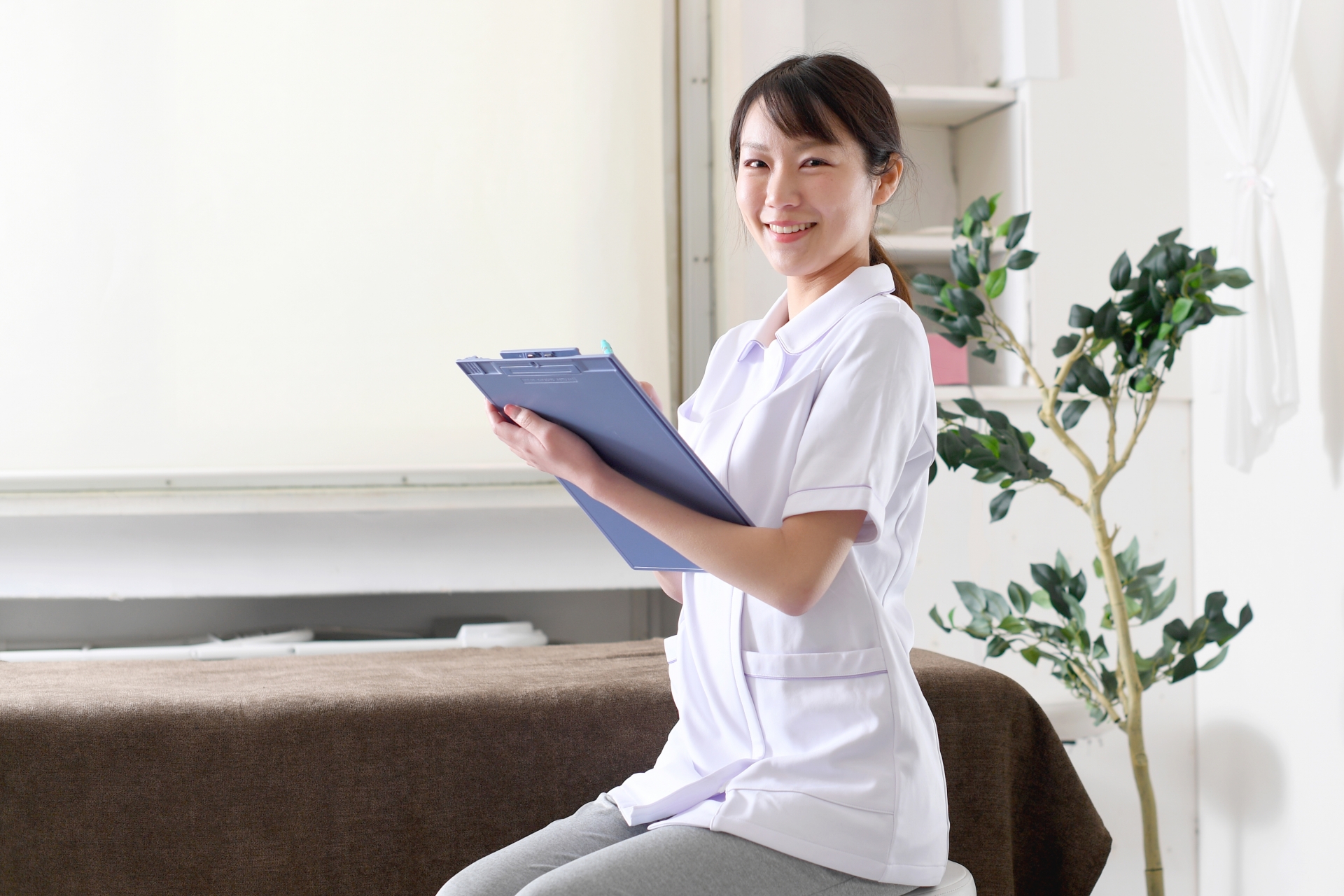 看護師が落ち着いた環境で記録を確認している様子｜健康的に働くイメージ