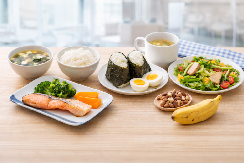 40代看護師におすすめの栄養バランスの取れた食事例（魚・ご飯・野菜・卵・スープ）