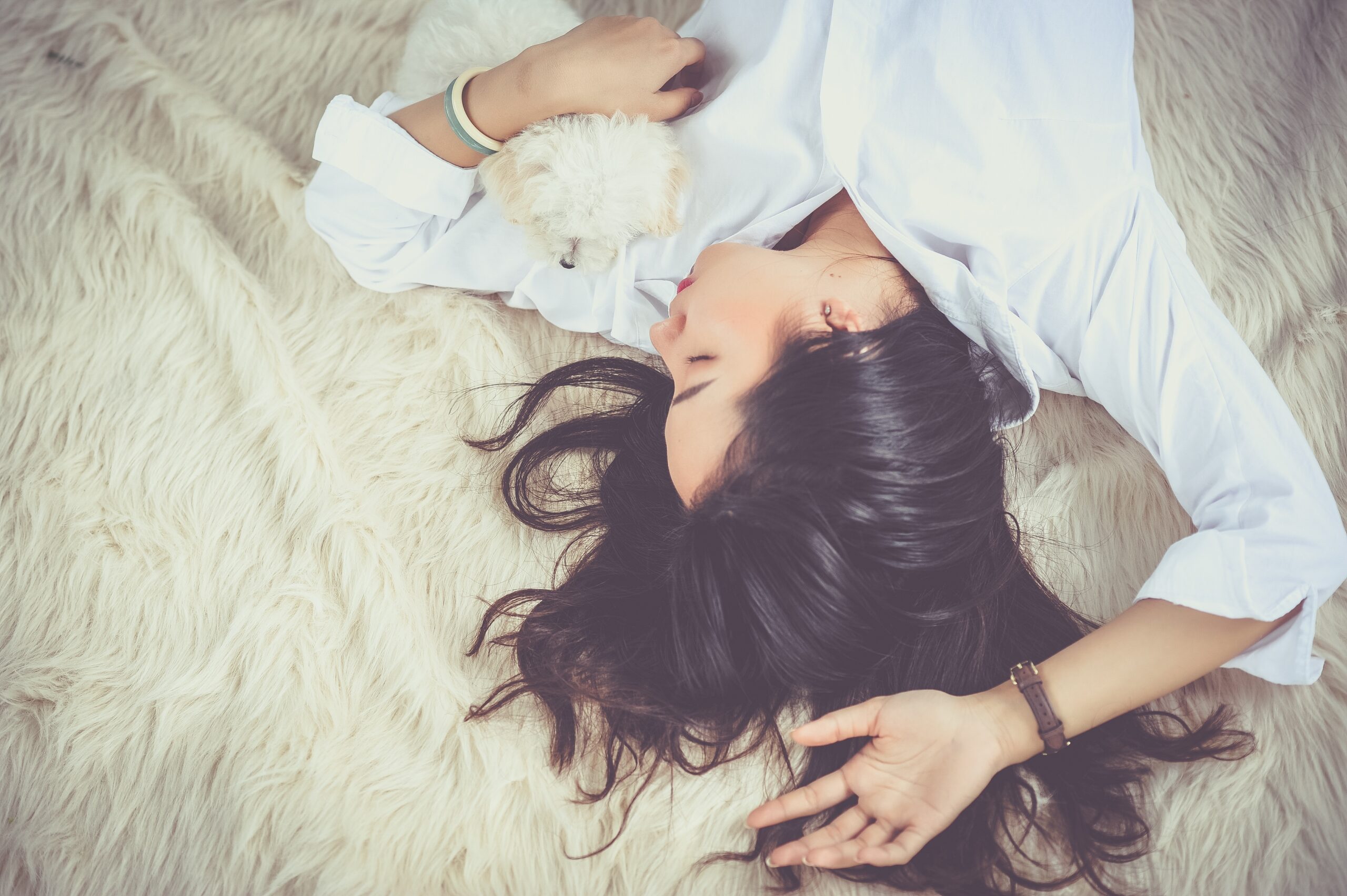 寝ても疲れが取れない40代が生活習慣を見直して睡眠の質を改善するイメージ