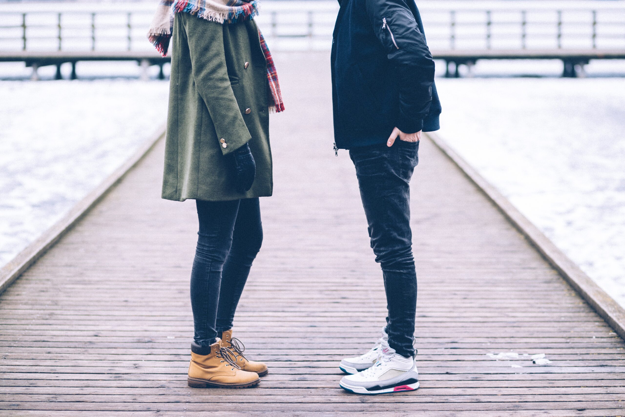 婚活中の男女が向き合って会話をする様子。優しさと遠慮の違いを考えるイメージ写真。